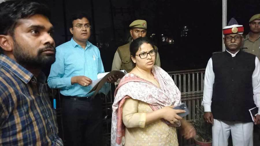 जिलाधिकारी ने विद्युत उप केन्द्रो का किया निरीक्षण