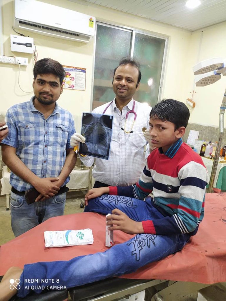 माइनर ओटी इंचार्ज आदित्य उपाध्याय एवम् बाल रोग विशेषज्ञ डॉक्टर सरफराज खान की सूझ-बूझ से दूसरी बार बचाई बच्चे की जान