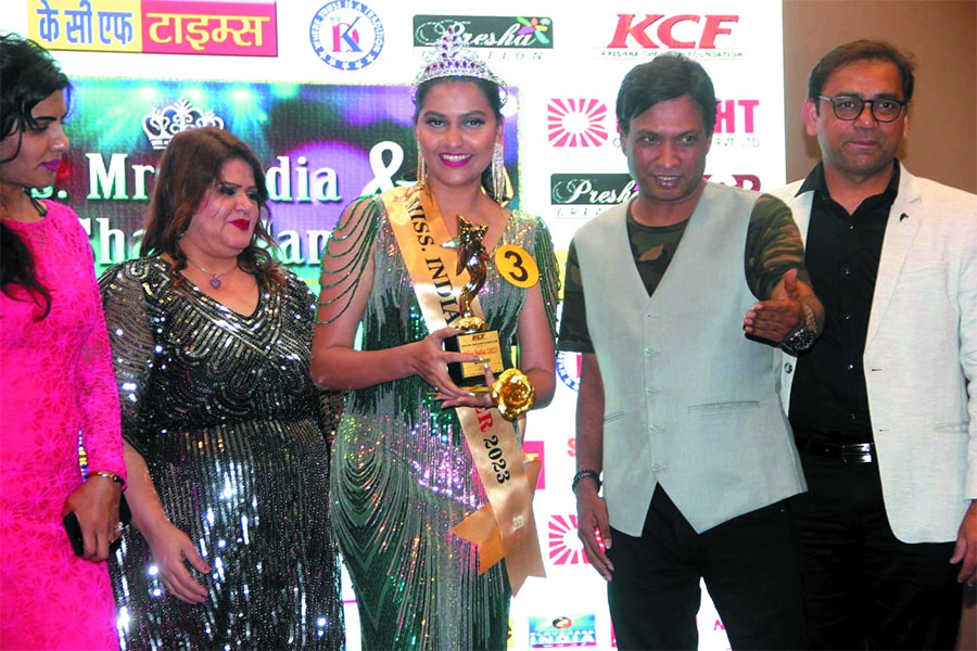 ऎक्ट्रेस अनुश्री उमेश देसाई मुम्बई में केसीएफ प्रेजेंट्स मिस इंडिया की बनी विनर
